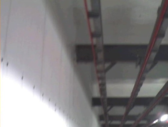Фото участков прохода балок через стены холодильной камеры