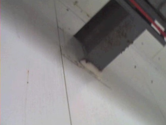 Фото металлической балки, проходящей через стену холодильной камеры